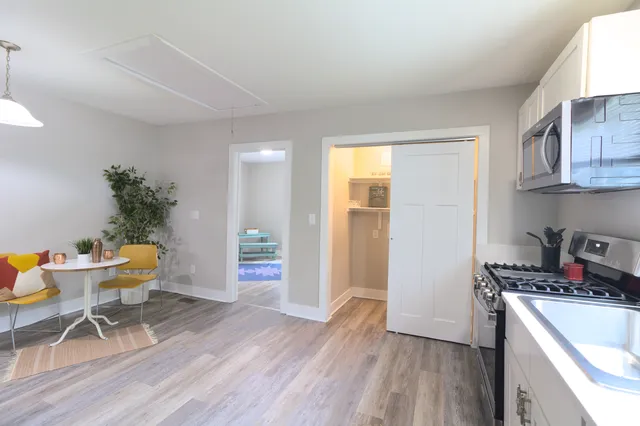 Dining area and kitchen circulation